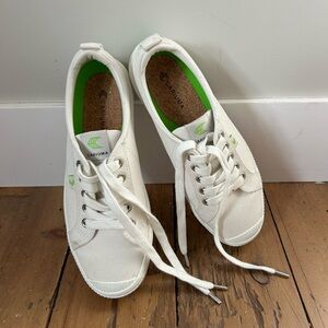 Cariuma white canvas sneakers, 8.5, EUC